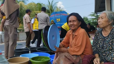 Warga Desa Bukittinggi, Kecamatan Gunungsari, Lombok Barat, saat menerima bantuan air dari petugas BPBD dan BPBPK PU Provinsi NTB, Selasa, 22 September 2026.