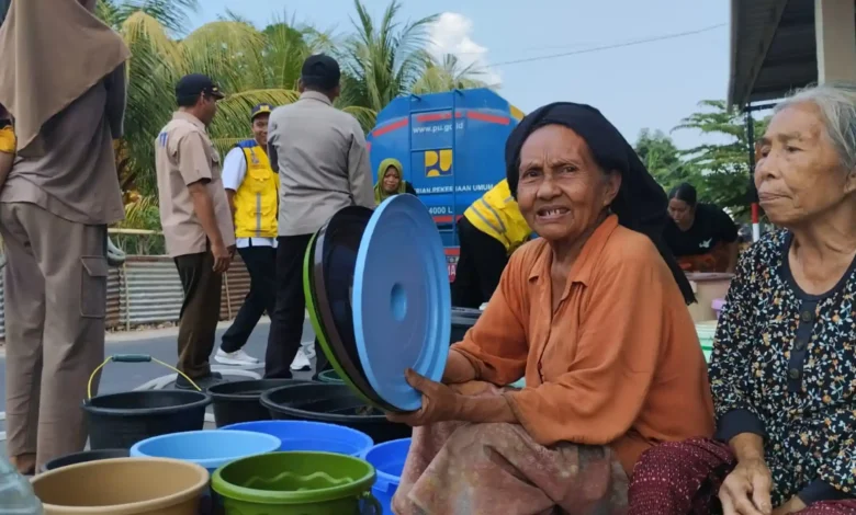 Warga Desa Bukittinggi, Kecamatan Gunungsari, Lombok Barat, saat menerima bantuan air dari petugas BPBD dan BPBPK PU Provinsi NTB, Selasa, 22 September 2026.