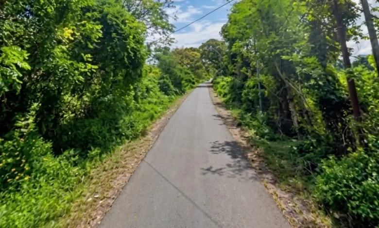 Suasana ruas jalan di Simpang Sepakek, Desa Senayan, Kecamatan Poto Tano, Kabupaten Sumbawa Barat.