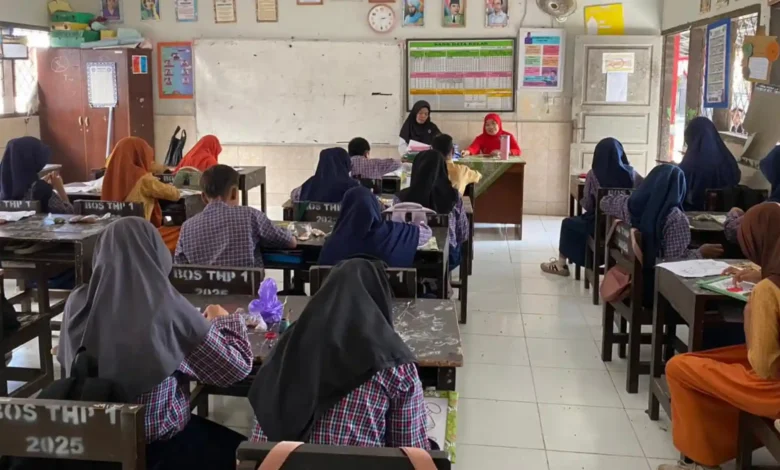 Kegiatan Belajar Mengajar (KBM) oleh seorang guru PPPK paruh waktu Lobar di salah satu sekolah di wilayah Lombok Barat, Juli 2026.