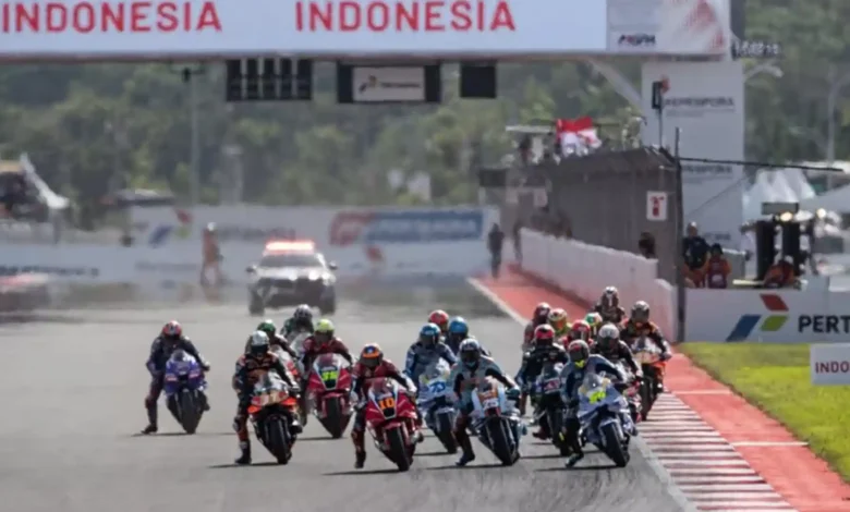 Para pembalap dunia saat start di ajang MotoGP Mandalika 2025.
