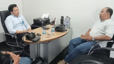 Audiensi nasabah korban pembobolan rekening, Sahabuddin (kanan), bersama Pimpinan BNI KCP Taliwang, Wahyu Sentana (kiri).