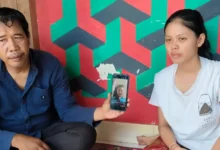 Keluarga korban KM Virgo Transport 8, I Gede Sentana (ayah) dan Rinda Meviesta (istri), menunjukkan foto Angga. Angga merupakan salah satu ABK yang dinyatakan hilang setelah kapal motor tersebut terbalik dalam rute pelayaran Surabaya menuju Banjarmasin.