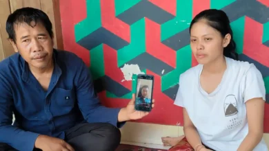 Keluarga korban KM Virgo Transport 8, I Gede Sentana (ayah) dan Rinda Meviesta (istri), menunjukkan foto Angga. Angga merupakan salah satu ABK yang dinyatakan hilang setelah kapal motor tersebut terbalik dalam rute pelayaran Surabaya menuju Banjarmasin.