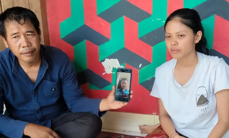Keluarga korban KM Virgo Transport 8, I Gede Sentana (ayah) dan Rinda Meviesta (istri), menunjukkan foto Angga. Angga merupakan salah satu ABK yang dinyatakan hilang setelah kapal motor tersebut terbalik dalam rute pelayaran Surabaya menuju Banjarmasin.