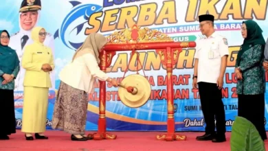 Wakil Bupati Sumbawa Barat, Hj. Hanipah, memukul gong menandai peluncuran Kluster Perikanan Program KSB Maju Luar Biasa sekaligus Lomba Masak Serba Ikan (LMSI) 2026 di Gedung Hanipati, Taliwang, Rabu, 23 September 2026.