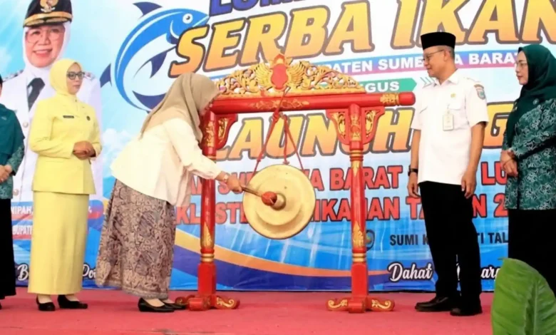 Wakil Bupati Sumbawa Barat, Hj. Hanipah, memukul gong menandai peluncuran Kluster Perikanan Program KSB Maju Luar Biasa sekaligus Lomba Masak Serba Ikan (LMSI) 2026 di Gedung Hanipati, Taliwang, Rabu, 23 September 2026.