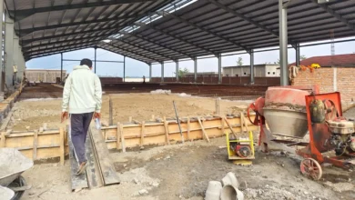 Seorang pekerja berada di kawasan pembangunan proyek TPST Kebon Talo, Rabu, 1 September 2026.