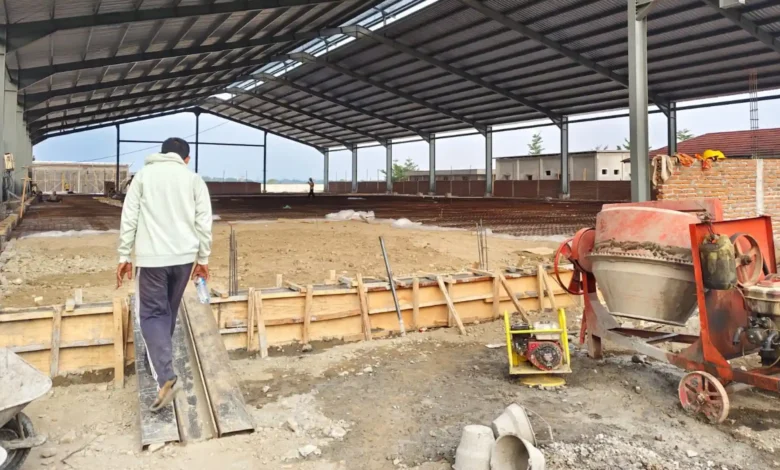 Seorang pekerja berada di kawasan pembangunan proyek TPST Kebon Talo, Rabu, 1 September 2026.