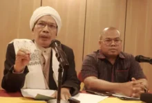 Pimpinan Ponpes Abul Barokat Wannafahat Bunkate, Lombok Tengah (kiri) saat memberikan keterangan Rabu, 23 September 2026.