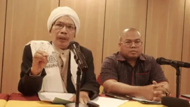 Pimpinan Ponpes Abul Barokat Wannafahat Bunkate, Lombok Tengah (kiri) saat memberikan keterangan Rabu, 23 September 2026.