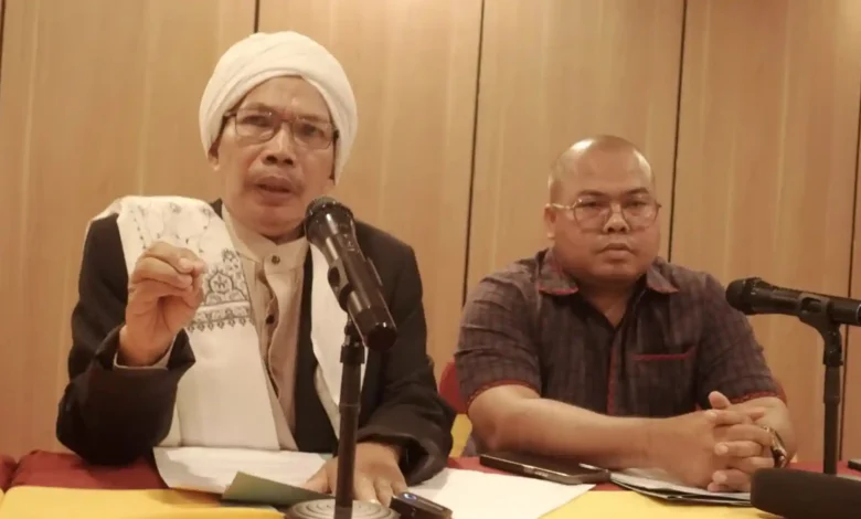 Pimpinan Ponpes Abul Barokat Wannafahat Bunkate, Lombok Tengah (kiri) saat memberikan keterangan Rabu, 23 September 2026.