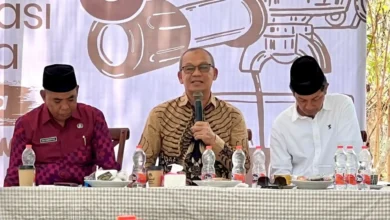 Kepala Dinas Perikanan Sumbawa Barat, Agus Purnawan (tengah), saat diskusi Coffe Morning di Seteluk KSB, Kamis, 24 September 2026.