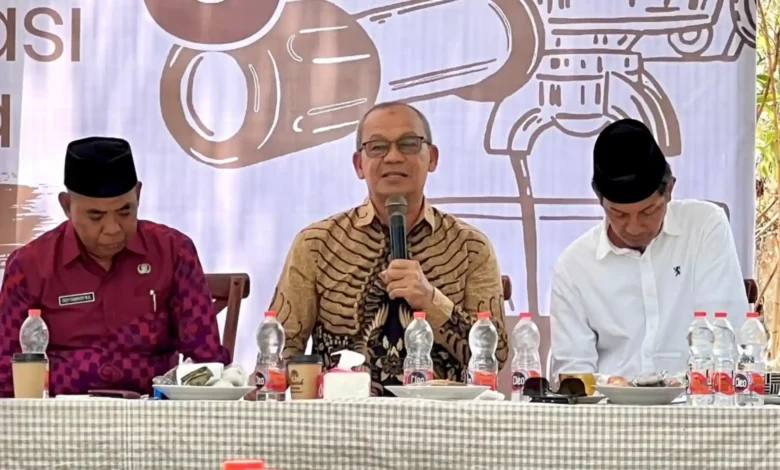 Kepala Dinas Perikanan Sumbawa Barat, Agus Purnawan (tengah), saat diskusi Coffe Morning di Seteluk KSB, Kamis, 24 September 2026.
