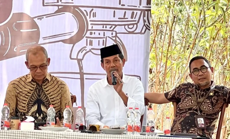 Kepala Disparpora KSB, Nurdin Rahman (tengah) saat diskusi Coffe Morning di Seteluk KSB, Kamis, 24 September 2026.