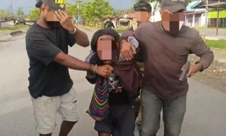 Polisi menangkap anggota KKB berinisial NB di Yahukimo yang diduga terlibat kasus penembakan pada ASN di Papua Pegunungan.