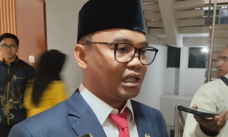 Wakil Ketua I DPRD NTB, Lalu Wirajaya saat ditanya mengenai kasus SMAN 1 Narmada, Jumat sore, 18 September 2026.