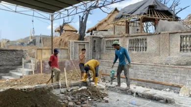 Empat warga desa Adat Sade tampak mencampur semen dan pasir untuk jadi bahan pembuatan dasar rumah mereka, Minggu, 27 September 2026.
