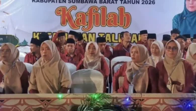 Kafilah Kecamatan Taliwang saat acara pembukaan MTQ XXII Tingkat Kabupaten Sumbawa Barat Tahun 2026 di Arena Utama Lapangan Sepak Bola Seteluk, Sabtu, 26 September 2026.