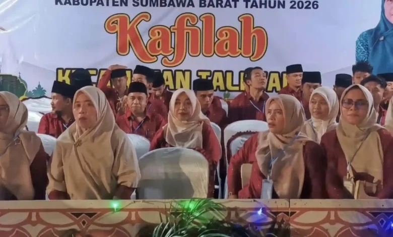 Kafilah Kecamatan Taliwang saat acara pembukaan MTQ XXII Tingkat Kabupaten Sumbawa Barat Tahun 2026 di Arena Utama Lapangan Sepak Bola Seteluk, Sabtu, 26 September 2026.