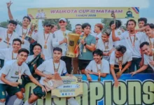 Wali Kota Mataram, Mohan Roliskana menyerahkan trofi kepada Prestige FC, pemenang Wali Kota Cup III, Sabtu, 26 September 2026.