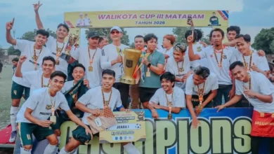 Wali Kota Mataram, Mohan Roliskana menyerahkan trofi kepada Prestige FC, pemenang Wali Kota Cup III, Sabtu, 26 September 2026.