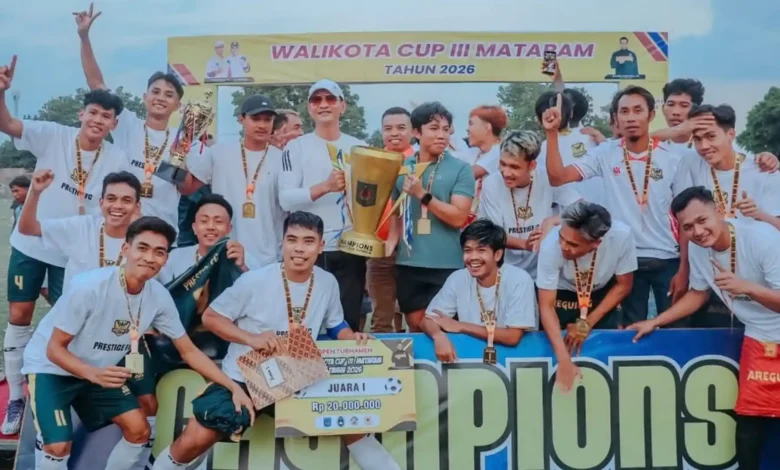 Wali Kota Mataram, Mohan Roliskana menyerahkan trofi kepada Prestige FC, pemenang Wali Kota Cup III, Sabtu, 26 September 2026.
