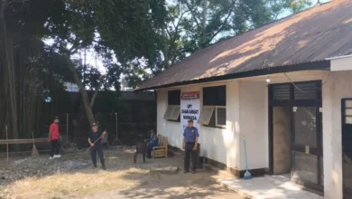 Petugas Damkarmat Lobar saat membersihkan pos terbarunya di wilayah Narmada, Senin, 28 September 2026.