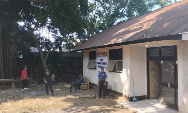 Petugas Damkarmat Lobar saat membersihkan pos terbarunya di wilayah Narmada, Senin, 28 September 2026.