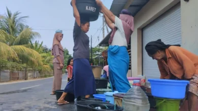 Warga Desa Bukit Tinggi, yang menjadi desa penyangga Bendungan Meninting, masih mengalami kekurangan air bersih, 22 September 2026.