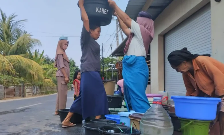 Warga Desa Bukit Tinggi, yang menjadi desa penyangga Bendungan Meninting, masih mengalami kekurangan air bersih, 22 September 2026.