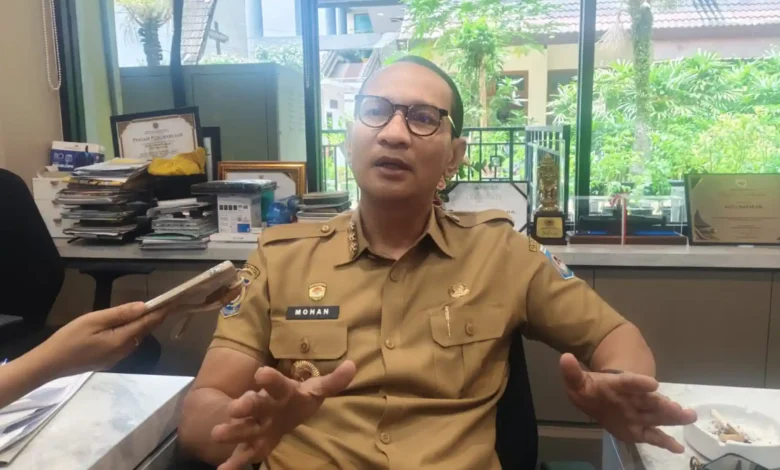 Wali Kota Mataram, Mohan Roliskana diwawancarai perihal kesiapannya maju sebagai Calon Ketua KONI NTB pada Senin, 28 September 2029 di ruang kerjanya.