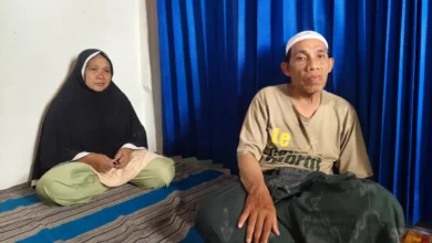 Kedua Orang tua Muhammad Yanuar Fikri, pekerja migran asal Lingkungan Karang Kelok, Mataram, NTB, Herman (Kanan) dan Nurjanah (Kiri) diwawancarai di kediamannya, Senin, 28 September 2026.
