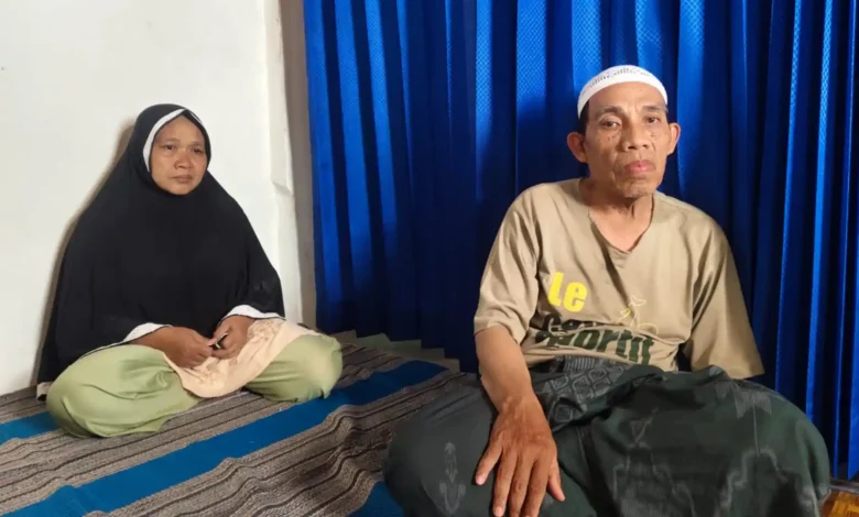 Kedua Orang tua Muhammad Yanuar Fikri, pekerja migran asal Lingkungan Karang Kelok, Mataram, NTB, Herman (Kanan) dan Nurjanah (Kiri) diwawancarai di kediamannya, Senin, 28 September 2026.
