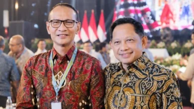 Wali Kota Mataram, Mohan Roliskana (Kiri) bersama Menteri Dalam Negeri, Tito Karnavian (kanan) dalam Apresiasi Pemerintah Daerah Berprestasi 2026 Batch II Regional Maluku–Nusa Tenggara, Kamis, 17 September 2026, di Jakarta.