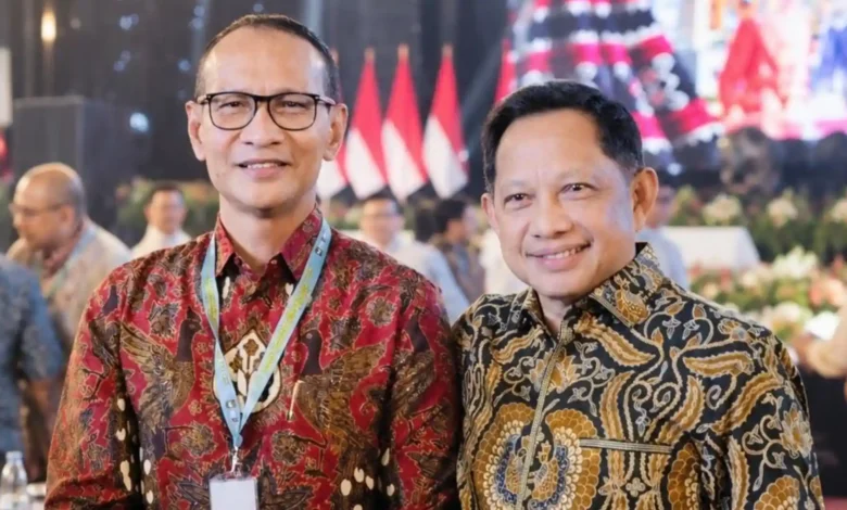 Wali Kota Mataram, Mohan Roliskana (Kiri) bersama Menteri Dalam Negeri, Tito Karnavian (kanan) dalam Apresiasi Pemerintah Daerah Berprestasi 2026 Batch II Regional Maluku–Nusa Tenggara, Kamis, 17 September 2026, di Jakarta.