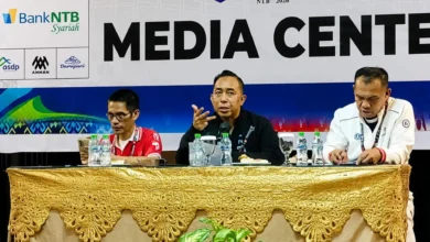 Calon Ketua KONI NTB, Mori Hanafi (tengah) saat memberikan penjelasan mengenai Porprov ke- XII NTB beberapa waktu lalu, Juli 2026.