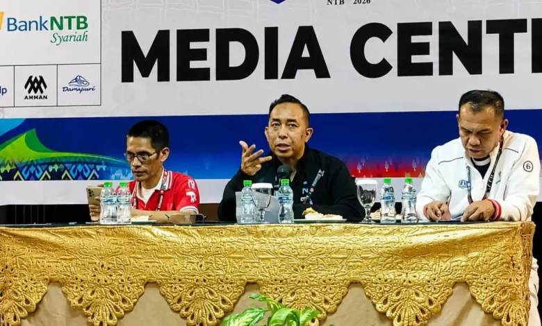 Calon Ketua KONI NTB, Mori Hanafi (tengah) saat memberikan penjelasan mengenai Porprov ke- XII NTB beberapa waktu lalu, Juli 2026.