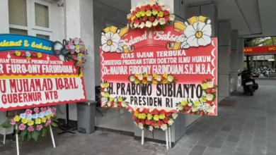 Salah satu papan ucapan selamat untuk Nauvar Furqony Farinduan dari Presiden Prabowo Subianto dan Gubernur NTB, Lalu Muhamad Iqbal, saat ujian disertasi di Unram pada Senin, 31 Agustus 2026.