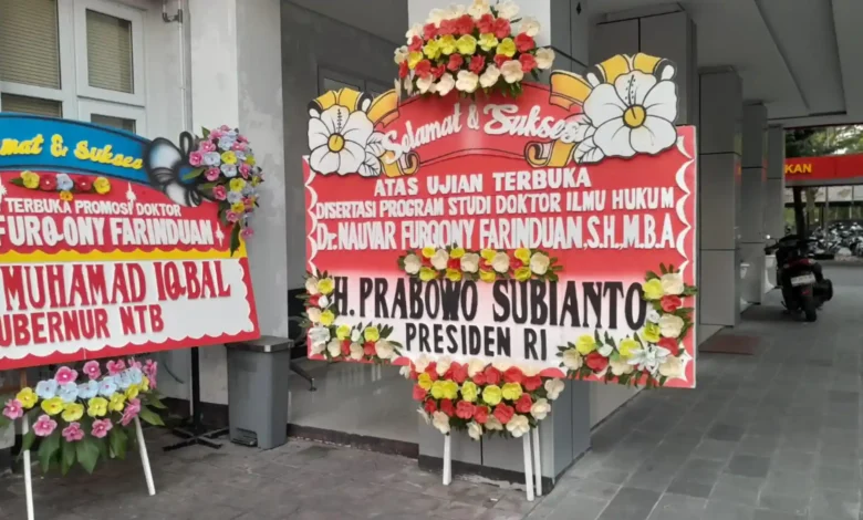 Salah satu papan ucapan selamat untuk Nauvar Furqony Farinduan dari Presiden Prabowo Subianto dan Gubernur NTB, Lalu Muhamad Iqbal, saat ujian disertasi di Unram pada Senin, 31 Agustus 2026.