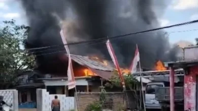 Asap tebal dan kobaran api melahap satu unit rumah warga di Desa Tepas, Kecamatan Brang Rea, Kabupaten Sumbawa Barat, Selasa siang, 1 September 2026.