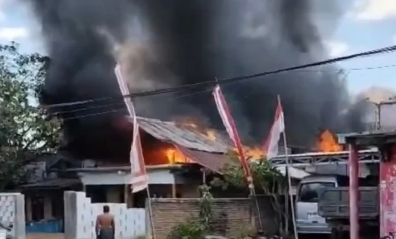 Asap tebal dan kobaran api melahap satu unit rumah warga di Desa Tepas, Kecamatan Brang Rea, Kabupaten Sumbawa Barat, Selasa siang, 1 September 2026.