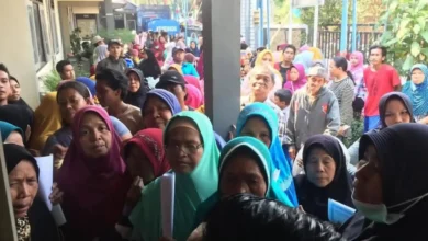 Antusiasme Warga Penerima PKH di Kota Mataram mengantre pembagian buku tabungan.