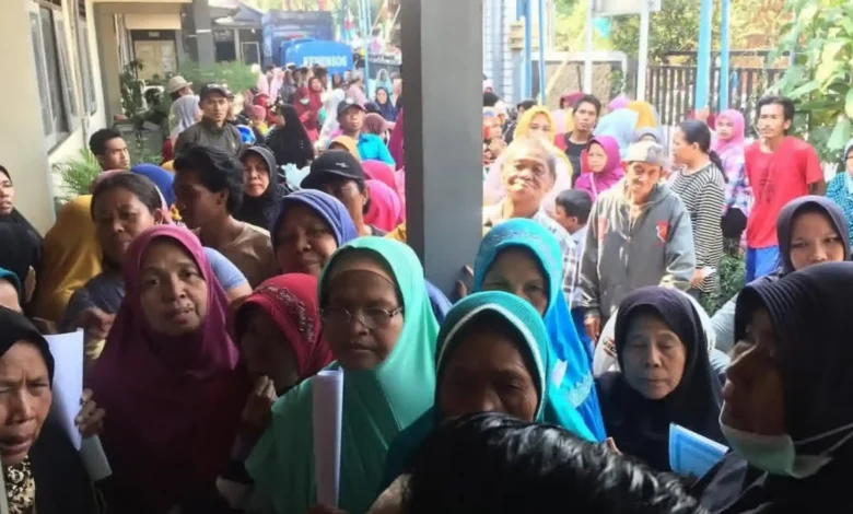 Antusiasme Warga Penerima PKH di Kota Mataram mengantre pembagian buku tabungan.