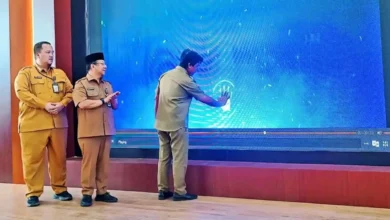 Bupati Sumbawa Barat, H. Amar Nurmansyah (kanan), meresmikan peluncuran inovasi Siaga Prima KSB dan TRC Satu Komando di Aula Lantai 3 Setda KSB, Selasa, 1 September 2026.