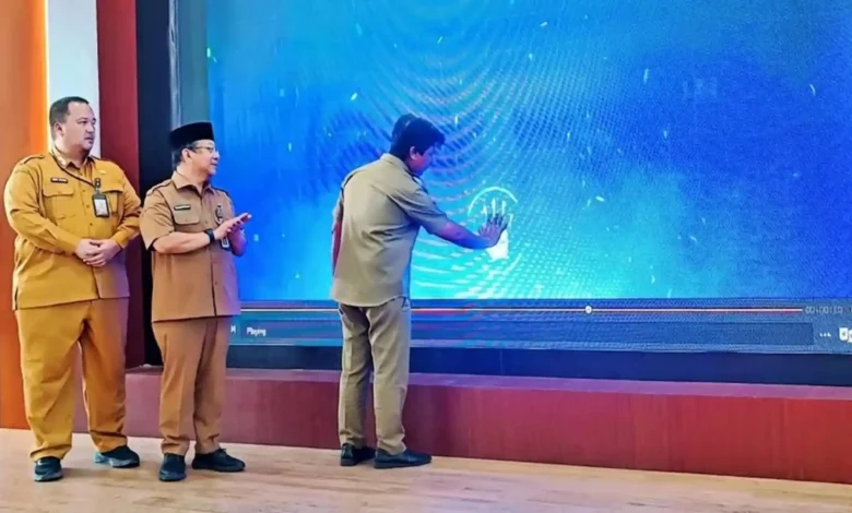 Bupati Sumbawa Barat, H. Amar Nurmansyah (kanan), meresmikan peluncuran inovasi Siaga Prima KSB dan TRC Satu Komando di Aula Lantai 3 Setda KSB, Selasa, 1 September 2026.