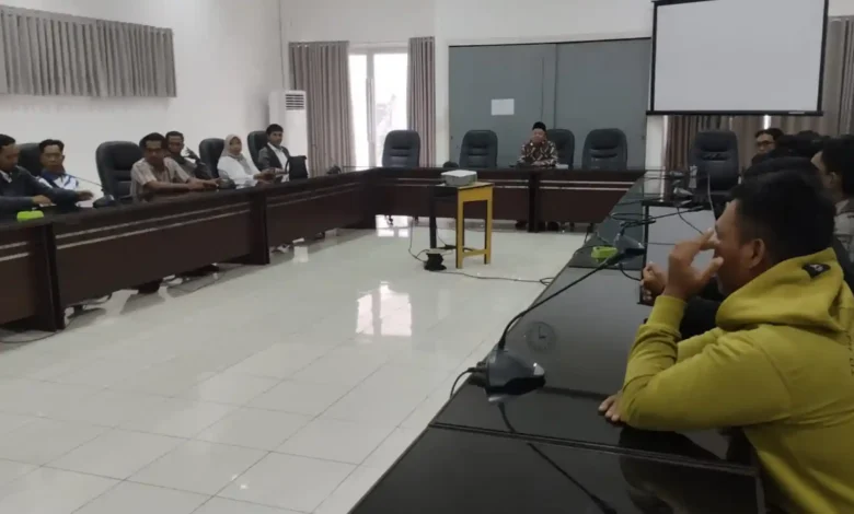 Sejumlah PPPK paruh waktu penjaga pintu air Lombok Barat saat mengikuti RDP bersama Wakil Ketua II DPRD Lobar, Abubakar Abdullah, Selasa, 1 September 2026.