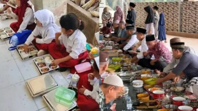 Ilustrasi kolasi foto anak-anak sedang santap MBG dan warga sedang melangsungkan perayaan acara keagamaan lokal (maulid Nabi).