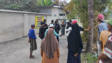 Warga RT 09 Dusun Labuapi Selatan saat melakukan aksi di samping jalan yang akan dibangun untuk akses pengembangan perumahan, Rabu, 2 September 2026.