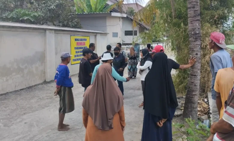 Warga RT 09 Dusun Labuapi Selatan saat melakukan aksi di samping jalan yang akan dibangun untuk akses pengembangan perumahan, Rabu, 2 September 2026.